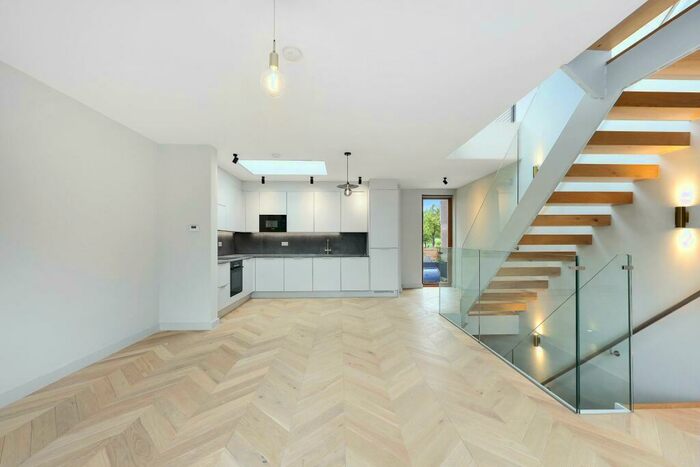 3 Bedroom Semi-Detached House To Rent In Spire Mews, London, N4