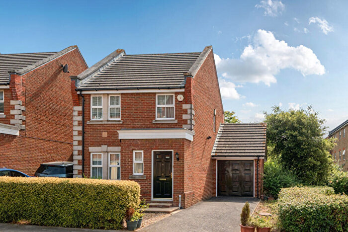 3 Bedroom Detached House For Sale In Barlow Drive, Shooters Hill, London, SE18