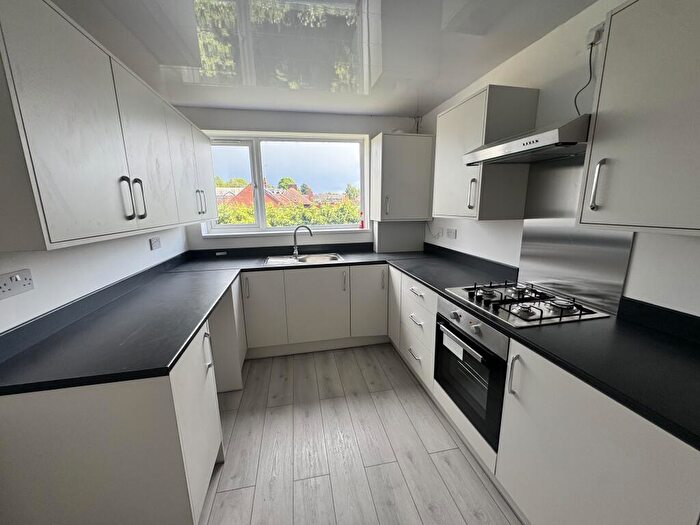 3 Bedroom Flat To Rent In Lake Farm Road, NG21