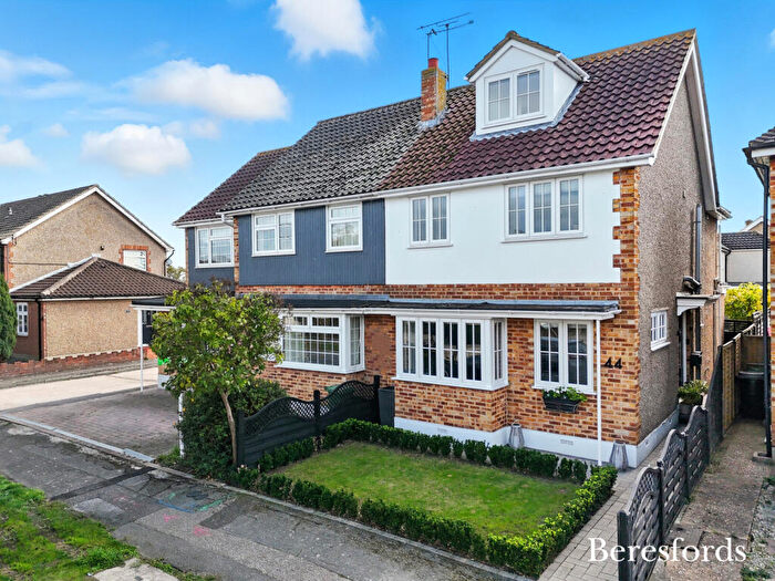 3 Bedroom Semi Detached House For Sale In Laburnham Gardens, Upminster, RM14