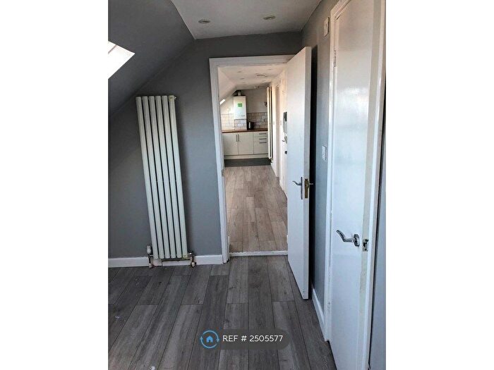 2 Bedroom Flat To Rent In Cuxton Road, Rochester, ME2