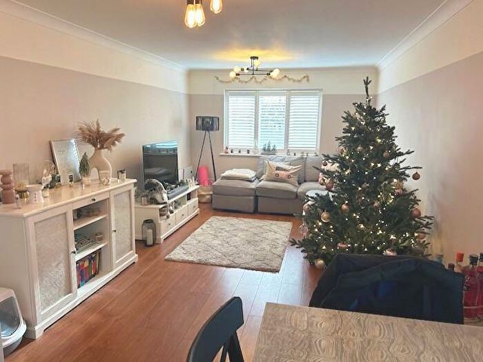 2 Bedroom Apartment To Rent In Coachmans Lodge, Friern Park, London, N12