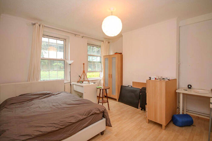 3 Bedroom Apartment To Rent In Doddington Grove, London, SE17