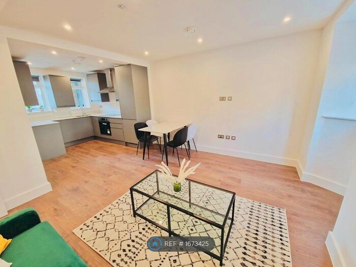 3 Bedroom Flat To Rent In Wandsworth Road, London, SW8