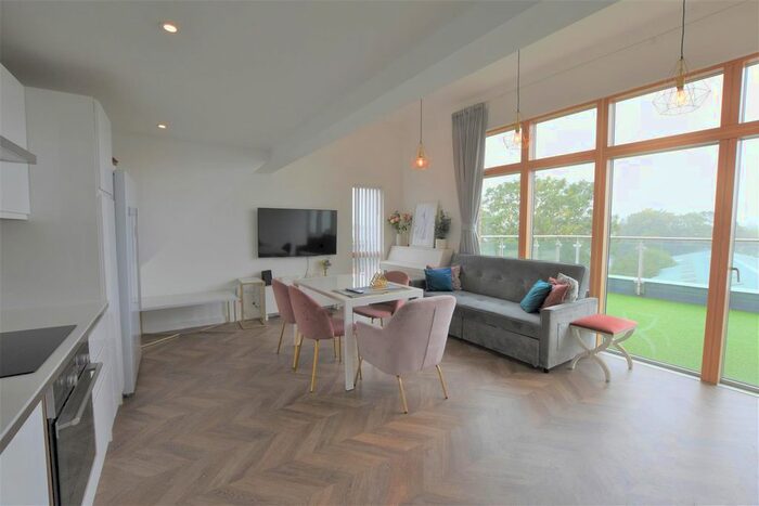3 Bedroom Flat To Rent In Chantry Close, Yiewsley, UB7