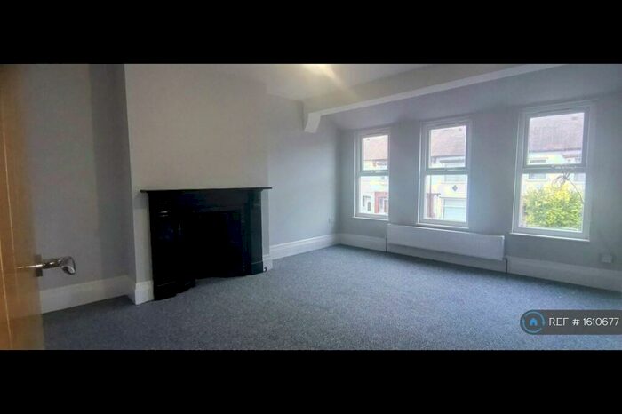4 Bedroom Flat To Rent In Fairfax Drive, Westcliff-On-Sea, SS0