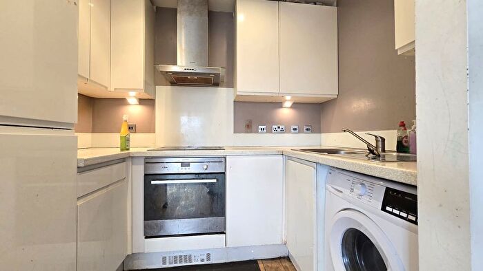 2 Bedroom Flat To Rent In Hainault Road, Romford, RM5