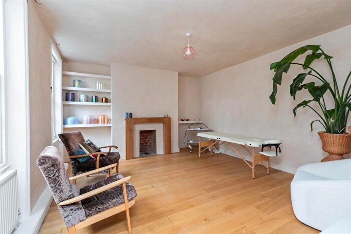 2 Bedroom Apartment To Rent In Park Crescent, Brighton, BN2