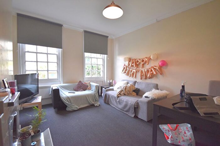 2 Bedroom Flat To Rent In Queenstown Road, London, SW8