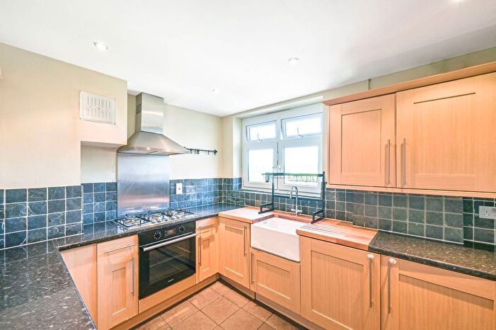 2 Bedroom Flat For Sale In Edgeworth Road, Cockfosters, Barnet, EN4