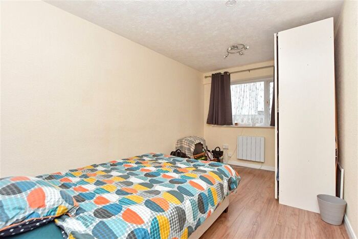 2 Bedroom Flat For Sale In London Road, Sittingbourne, Kent, ME10