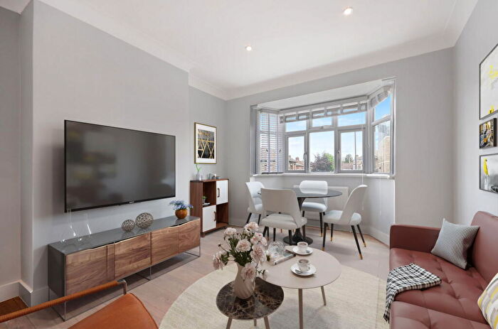 2 Bedroom Flat For Sale In Thurlow Park Road, London, SE21