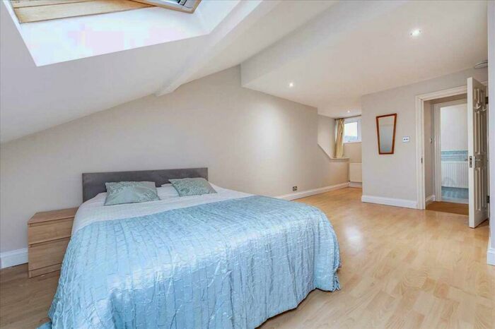 2 Bedroom Apartment To Rent In Tyneham Road, SW11