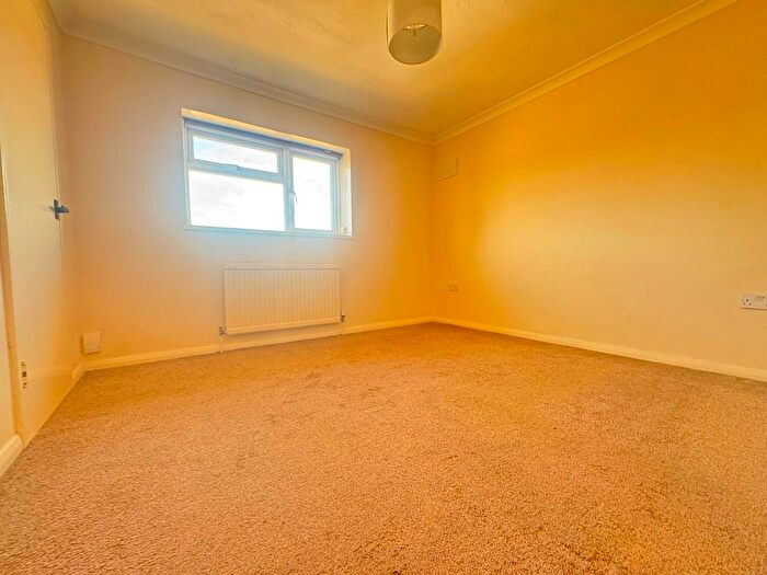 3 Bedroom Semi-Detached House To Rent In Shamrock, Stanground, PE2
