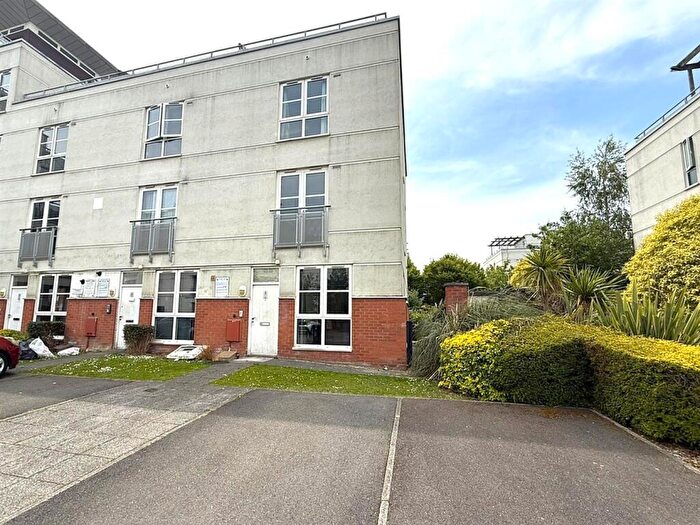 4 Bedroom Town House For Sale In Helmdon Road, Leicester, LE2