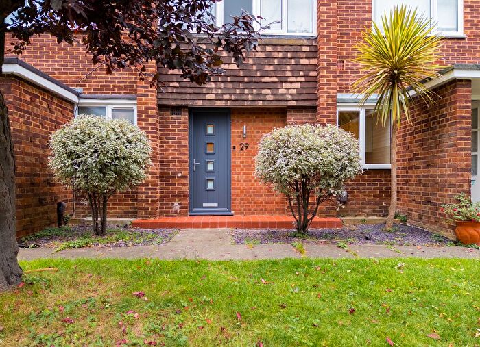 2 Bedroom Flat To Rent In Cumberland Close, Twickenham, TW1