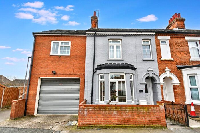6 Bedroom End Of Terrace House For Sale In Southville Road, Bedford, MK42