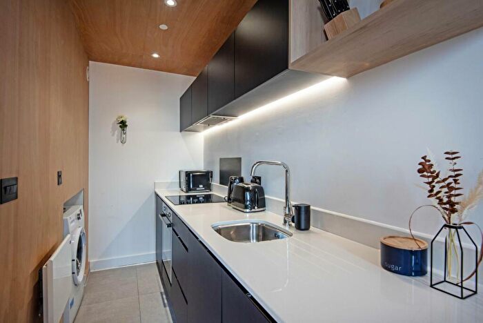 2 Bedroom Apartment For Sale In Spinners Way, Manchester, M15