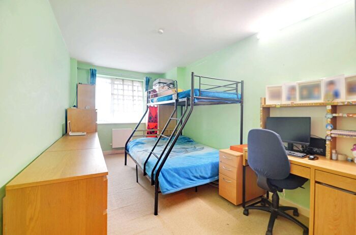 2 Bedroom Flat For Sale In Elmwood Avenue, Feltham, TW13
