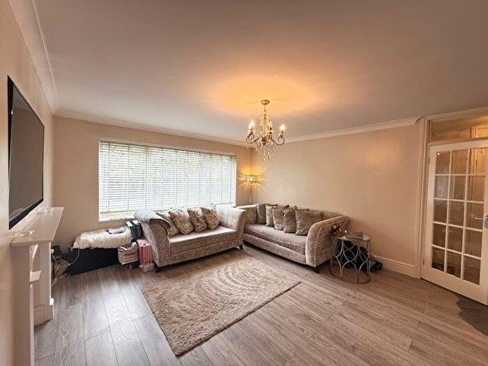 2 Bedroom Flat To Rent In Hempstead Road, Watford, WD17