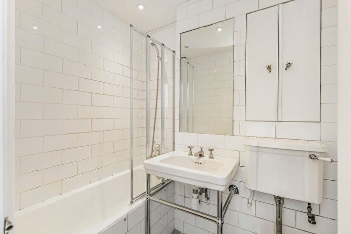 2 Bedroom Flat For Sale In Gordon Place, London, W8
