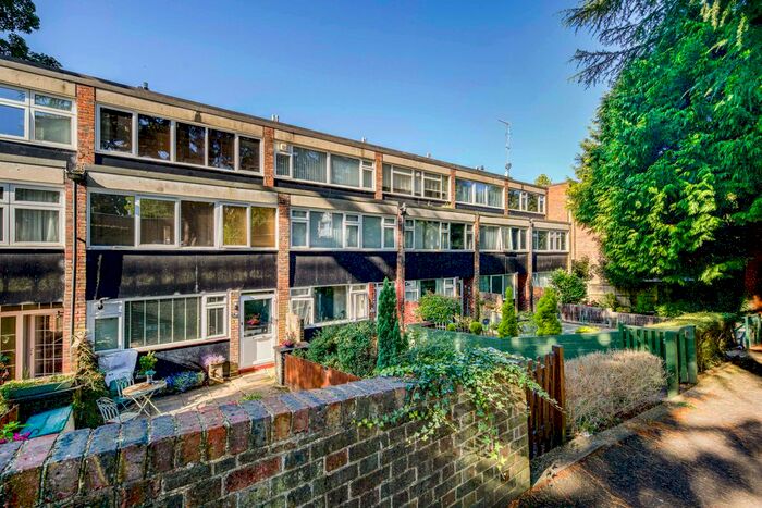 3 Bedroom Flat To Rent In Leaf Close, Northwood, HA6