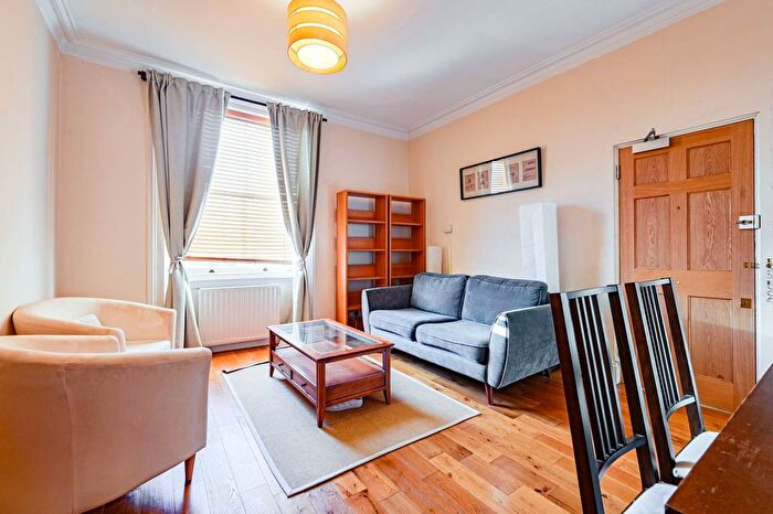 2 Bedroom Flat To Rent In Coleherne Road, Earls Court, London, SW10