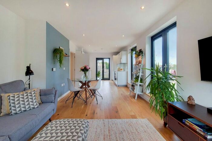 1 Bedroom Flat To Rent In .Offenham Road, Oval, London, SW9