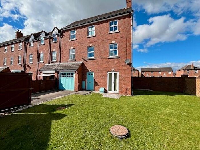 4 Bedroom Town House To Rent In Hickman Street, Fairford Leys, Aylesbury, HP19