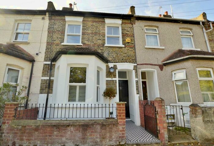 2 Bedroom House To Rent In King George Avenue, E16