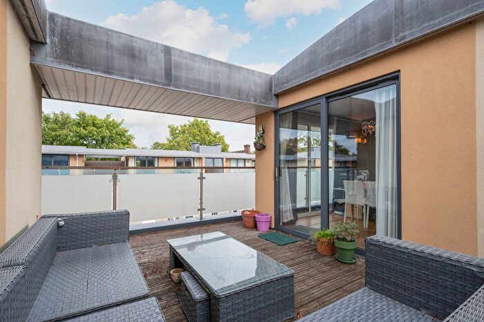 2 Bedroom Flat For Sale In West Barnes Lane, New Malden, KT3