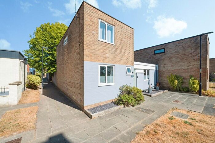 3 Bedroom Semi-Detached House For Sale In Alderney Close, Southampton, SO16