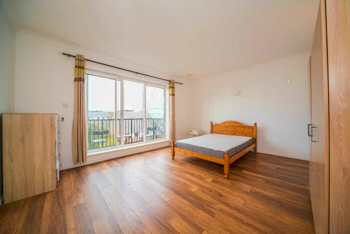 3 Bedroom Flat To Rent In Narrow Street, Limehouse, London, E14