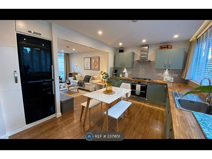 2 Bedroom Flat To Rent In Chilton Grove, London, SE8