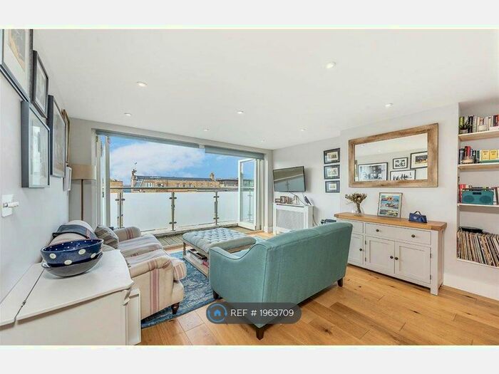 2 Bedroom Flat To Rent In The Pavement, London, SW4