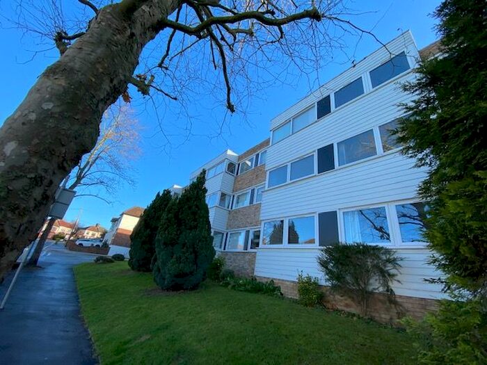 2 Bedroom Flat To Rent In Carlton Close, Upminster, RM14