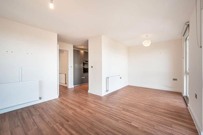 2 Bedroom Flat To Rent In Goldfinch Court, Child's Hill, London, NW11