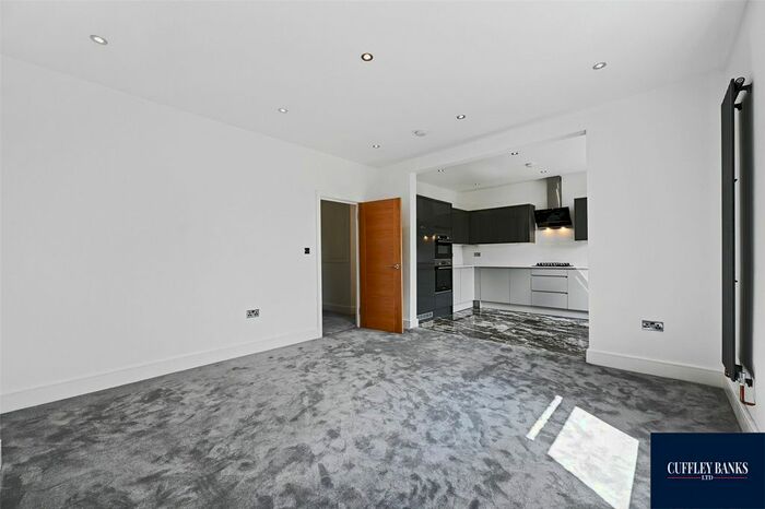 2 Bedroom Maisonette To Rent In Cumberland Park, Acton, London, W3