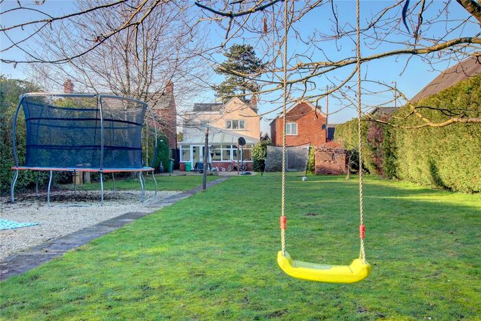 3 Bedroom Detached House For Sale In Droitwich Road, Fernhill Heath, Worcester, Worcestershire, WR3