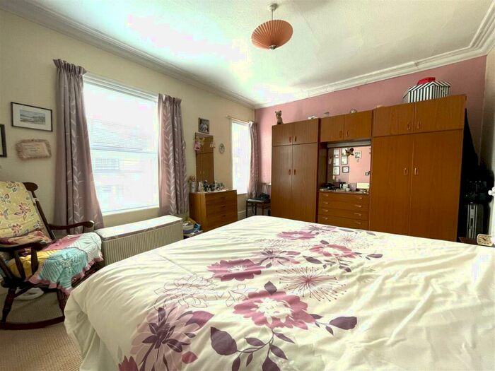 3 Bedroom End Of Terrace House For Sale In Carrington Avenue, Hornsea, HU18