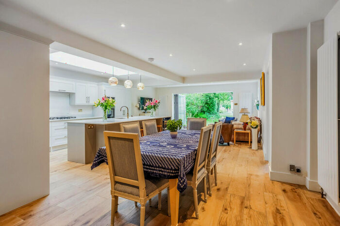 5 Bedroom Detached House For Sale In New Park Road Cranleigh, Surrey, GU6