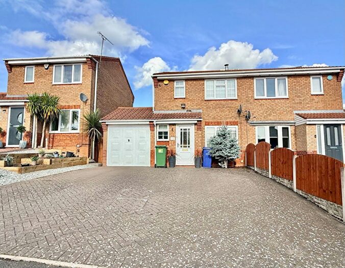 3 Bedroom Semi-Detached House For Sale In Harvest Close, Upper Gornal, DY3