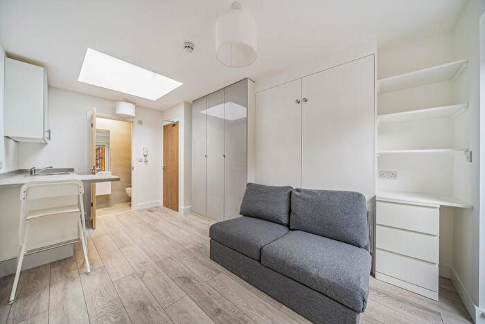 Flat To Rent In Baring Road, London, SE12