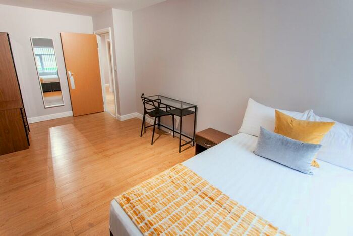 3 Bedroom Flat To Rent In Stafford Street, L3