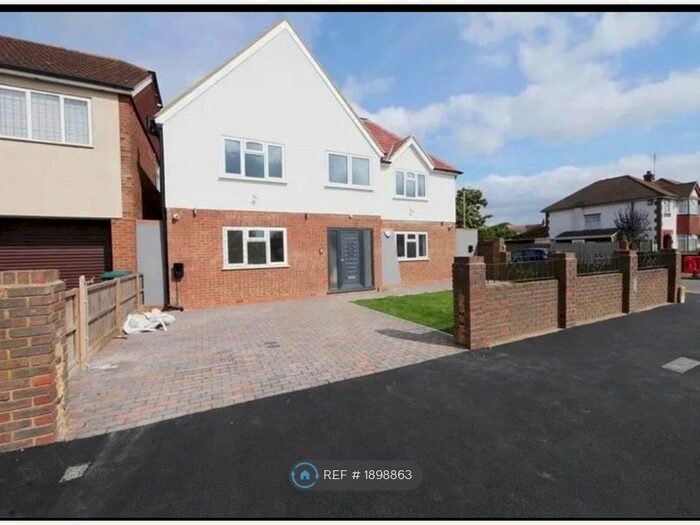 3 Bedroom Flat To Rent In Station Crescent, Ashford, TW15