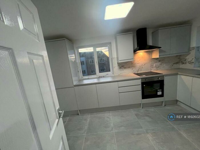 3 Bedroom Maisonette To Rent In Peartree Close, South Ockendon, RM15