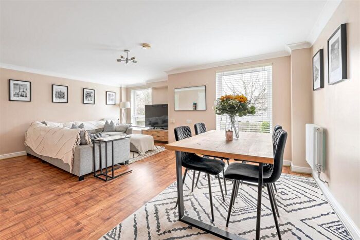 1 Bedroom Apartment For Sale In Connington Crescent, Chingford, E4