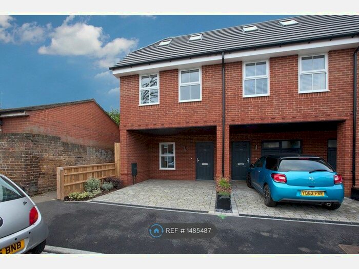 3 Bedroom End Of Terrace House To Rent In Vicarage Road, Maidenhead, SL6