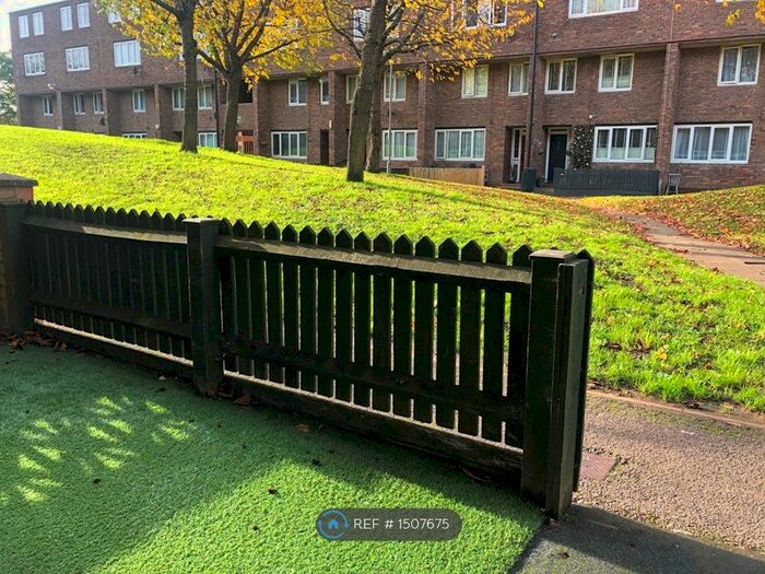 3 Bedroom Maisonette To Rent In Dowdeswell Close, London, SW15