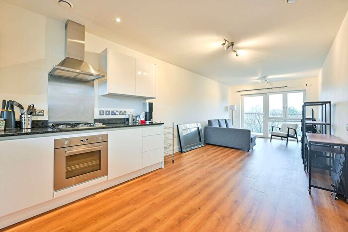 2 Bedroom Flat To Rent In Monmouth Court, Bermondsey, London, SE1